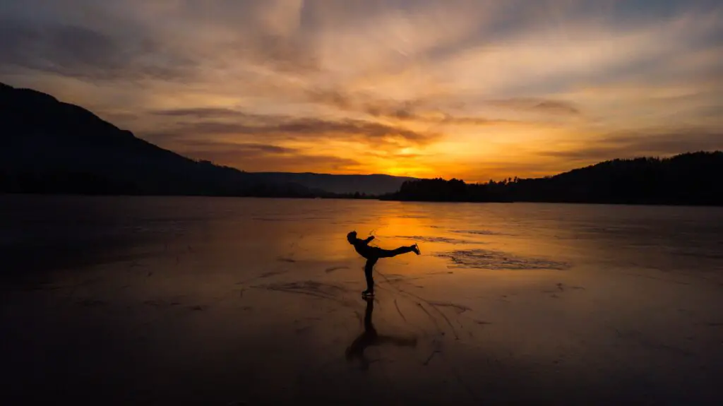 le bonheur de patiner sur un lac gelé